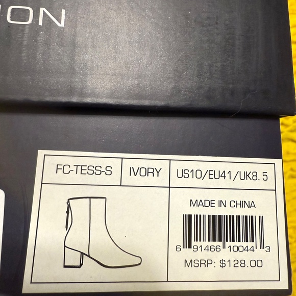 French Connection Ivory Booties, gorgeous snakeskin print on heel, NIB $128 MSRP - Picture 6 of 7